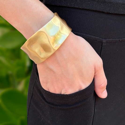 Pulsera Gruesa Dorada Martillada  4E7