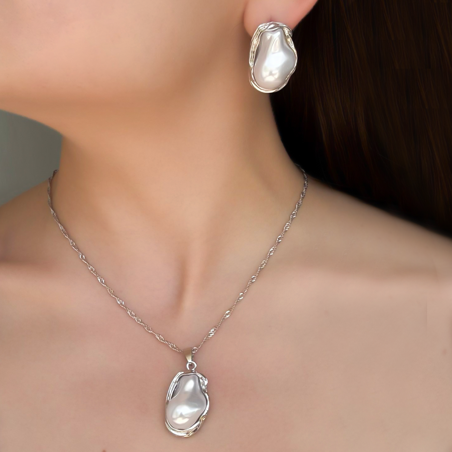 Collar y Aretes Plateados de Concha Irregular  1W1
