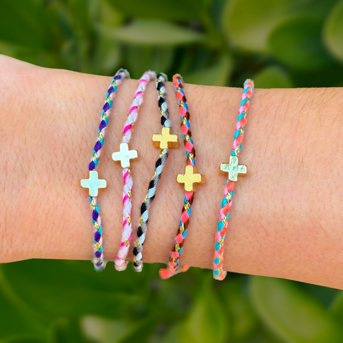 Set Pulseras Hilo Colores Cruz Chapa de Oro