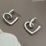 Aretes Linea del Corazon Plateada  C616