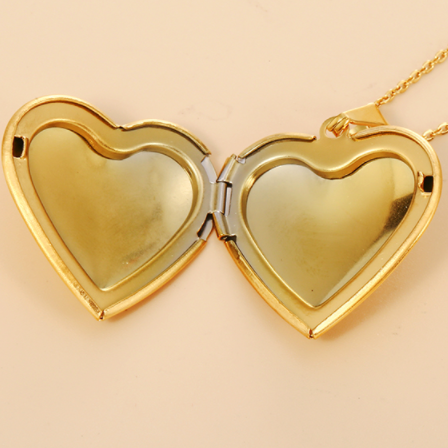 Collar Relicario Corazón Acero de Titanio  1C4
