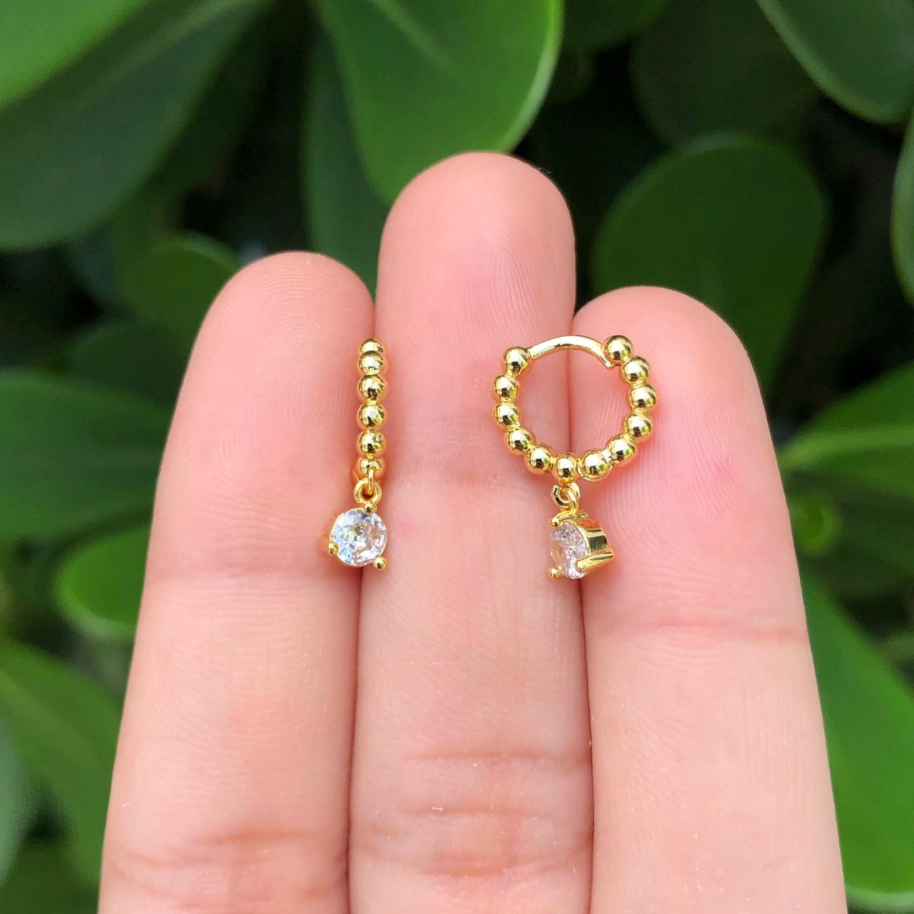 Aretes Arracada Dorada de bolitas con Zirconia Chapa de Oro  AZ362