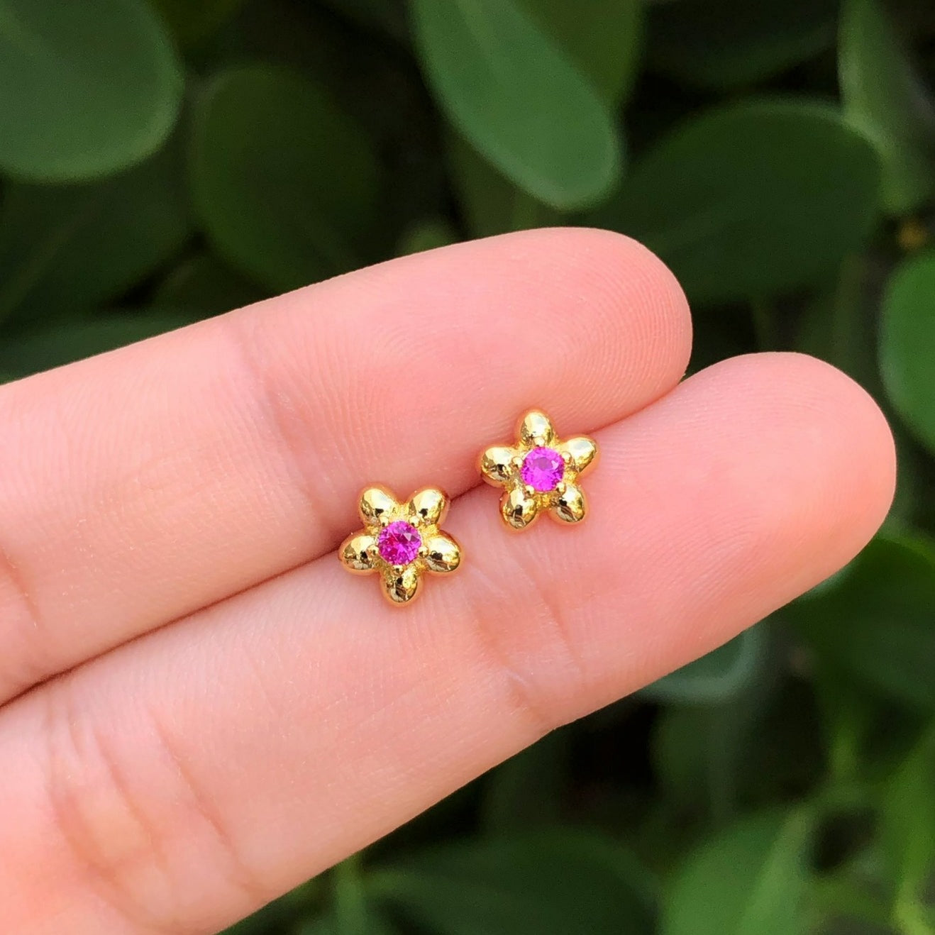Aretes Flores Magenta Chapa de Oro AZ65